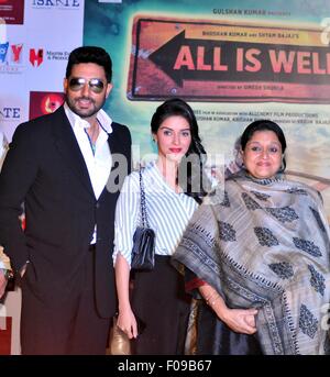 Neu-Delhi, Indien. 10. August 2015. Bollywood Schauspieler Abhishek Bachchan (links), Schauspielerin Ashin (Mitte) und Suprtiya Pathak (rechts) während der Promotion des Films "All is Well". © Hemant Rawat/Pacific Press/Alamy Live-Nachrichten Stockfoto