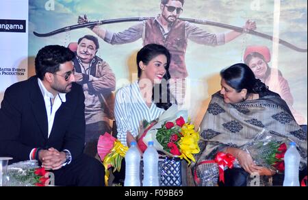 Neu-Delhi, Indien. 10. August 2015. Bollywood Schauspieler Abhishek Bachchan (links), Schauspielerin Ashin (Mitte) und Suprtiya Pathak (rechts) während der Promotion des Films "All is Well". © Hemant Rawat/Pacific Press/Alamy Live-Nachrichten Stockfoto