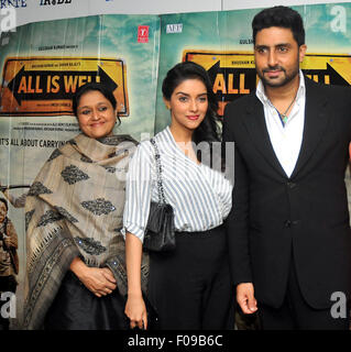 Neu-Delhi, Indien. 10. August 2015. Bollywood Schauspieler Abhishek Bachchan (rechts), posieren Schauspielerin Ashin (Mitte) und Suprtiya Pathak (links) für ein Foto während der Promotion des Films "All is Well". © Hemant Rawat/Pacific Press/Alamy Live-Nachrichten Stockfoto