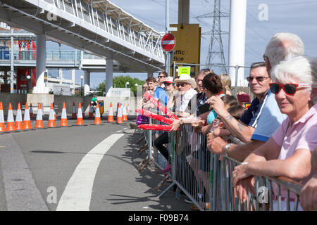 London, UK. 9. August 2015 - die Teilnehmer der jährlichen London Triathlon schwimmen, Radfahren Sie und laufen Sie rund um Docklands im Osten der Hauptstadt. Der weltweit größten Triathlon mit seinen 13.000 Teilnehmern eignet sich für alle Ebenen und Fähigkeiten und Funktionen Super-Sprint, Sprint, Olympia und Olympische Plus distanziert. Bildnachweis: Nathaniel Noir/Alamy Live-Nachrichten Stockfoto