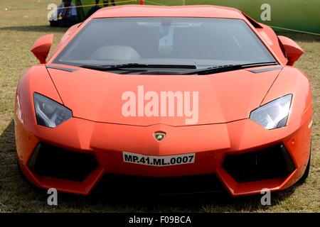 Bombay, Indien - 26. Januar 2013: Orange Lamborghini Aventador bei Bombay-Super Auto-Show Stockfoto