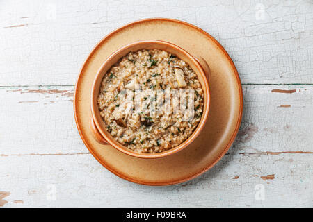 Risotto mit Waldpilzen Cep Steinpilzen auf blauem Hintergrund aus Holz Stockfoto