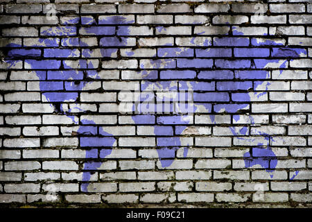 lila Weltkarte auf einem Backstein-Hintergrund Stockfoto