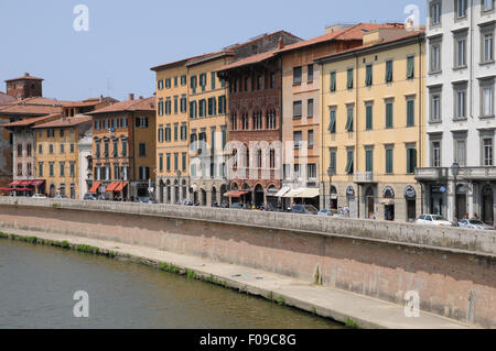 Blick entlang des Flusses Arno in Pisa Toskana in Richtung der Palazzo Agnostini Venorsi della Seta. Stockfoto