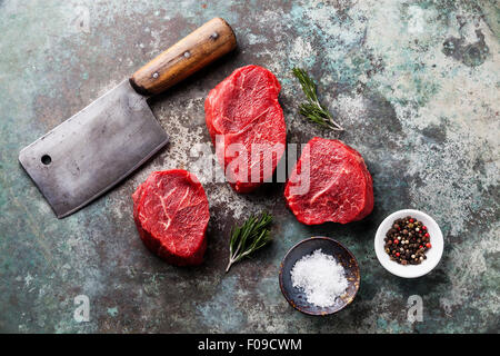 Rohes Frischfleisch marmoriertes Steak, Gewürzen und Fleisch Hackmesser auf Metall Hintergrund Stockfoto