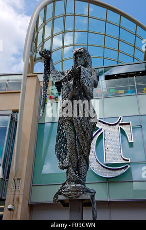 Öffentliche Skulptur "Minerva" des Künstlers Andy Scott außerhalb Trinity Shopping-Mall, Briggate Straße, Leeds, West Yorkshire, Großbritannien Stockfoto