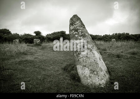 Die ungewöhnliche abgewinkelten zentralen Stein der Seilfahrt-Un Bronzezeit Steinkreis in Penwith, Cornwall, UK Stockfoto