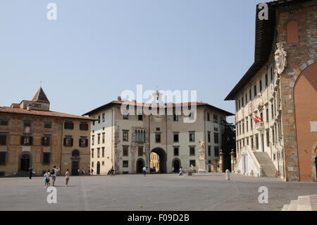 Piazza dei Cavalieri (Ritter-Platz) in Pisa. Das Gebäude Zentrum Bild ist der Palazzo dell'Orlogio, Palazzo Uhr. Stockfoto