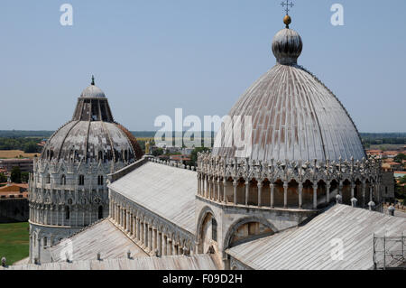 Blick von oben auf den schiefen Turm von Pisa zeigt den Dom und darüber hinaus das Baptisterium. Stockfoto