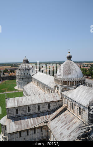 Blick von oben auf den schiefen Turm von Pisa zeigt den Dom und darüber hinaus das Baptisterium. Stockfoto