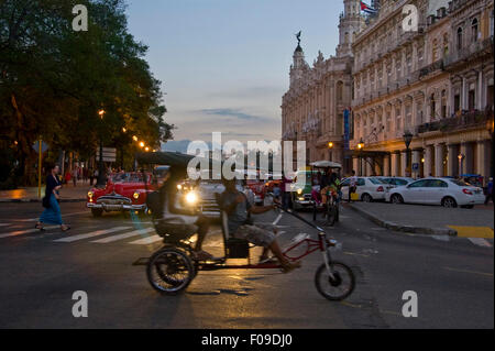 Horizontale street View von einem Bicyclette in der Abenddämmerung in Havanna, Kuba. Stockfoto