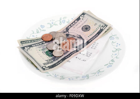 Restaurantrechnung mit Dollarnoten (Tipps) auf einen Teller und Eingang isoliert auf weißem Hintergrund Stockfoto