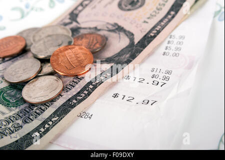 Restaurantrechnung mit Dollarnoten (Tipps) auf einen Teller und Eingang isoliert auf weißem Hintergrund Stockfoto