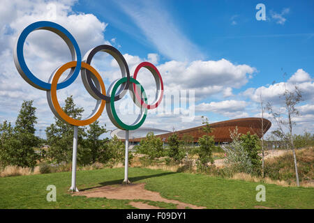 Symbol der Olympischen Ringe und Lee Valley VeloPark am Queen Elizabeth Olympic Park, London England Vereinigtes Königreich UK Stockfoto