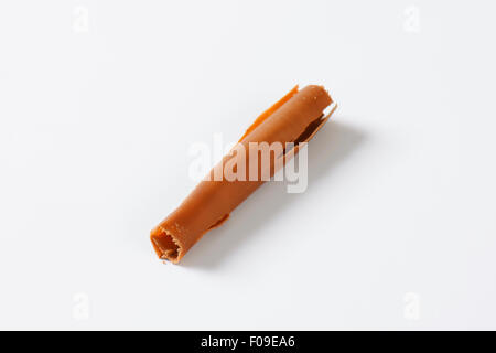 einzelne Schokolade rasieren auf weißem Hintergrund Stockfoto