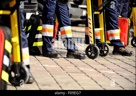 Krankenwagen Personal Füße sind neben Notausrüstung gesehen. Stockfoto