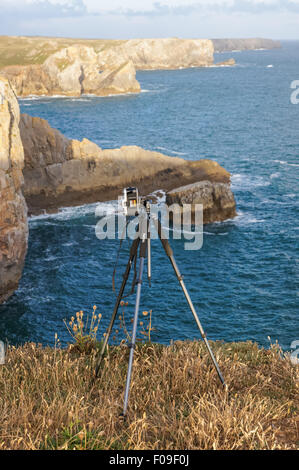 Kamera auf dem Stativ auf felsigen Klippen in Pembrokeshire Coast National Park Wales Vereinigtes Königreich UK Stockfoto