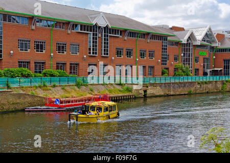 Fluss Aire im Zentrum von Leeds mit ASDA Sitz, West Yorkshire, Großbritannien Stockfoto