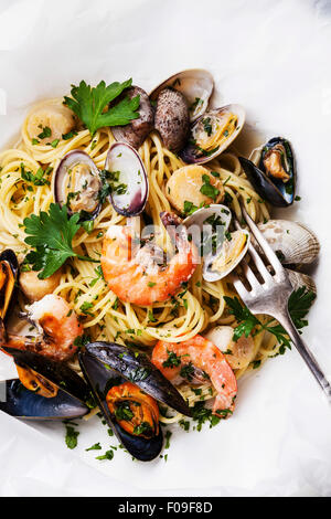 Pasta mit Meeresfrüchten - "Spaghetti mit Muscheln, Garnelen, Muscheln" auf Weißes Backpapier auslegen Stockfoto