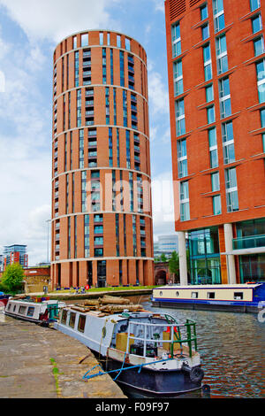 Kerze-Haus und Hilton DoubleTree Hotel, Leeds Dock mit Kanalboote am Kai Stockfoto