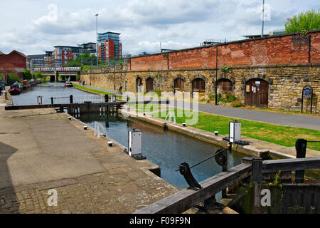 Sperren Sie in Leeds und Liverpool Canal im Zentrum von Leeds, West Yorkshire, Großbritannien Stockfoto