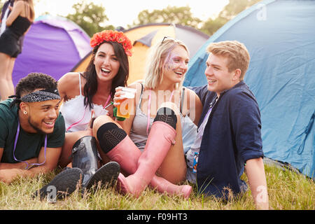 Freunde, die Spaß auf dem Campingplatz auf einem Musikfestival Stockfoto