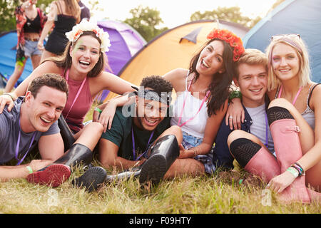 Freunde, die Spaß auf dem Campingplatz auf einem Musikfestival Stockfoto
