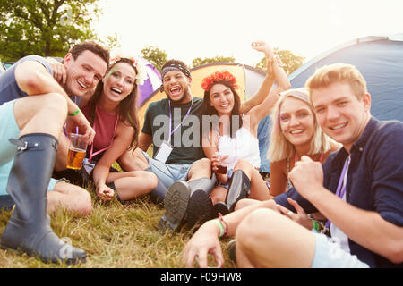 Freunde, die Spaß auf dem Campingplatz auf einem Musikfestival Stockfoto