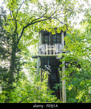 45-Fuß-Drop während Zipline Abenteuer in Branson Zipline Canopy Tours in Branson, Missouri. Stockfoto