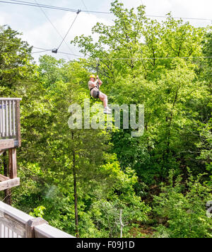 Zipline Abenteuer in Branson Zipline Canopy Tours in Branson, Missouri. Stockfoto