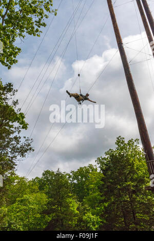 100 Fallfuß während Zipline Abenteuer in Branson Zipline Canopy Tours in Branson, Missouri. Stockfoto