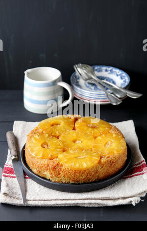 Ananas auf den Kopf nach unten Kuchen auf einem Teller Stockfoto