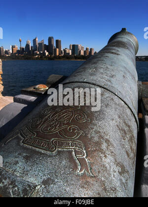 Königlichen Insignien auf historische Kanone mit Blick auf Sydney Harbour und CBD, Fort Denison (Pinchgut Insel), New South Wales Australien geprägt. Stockfoto