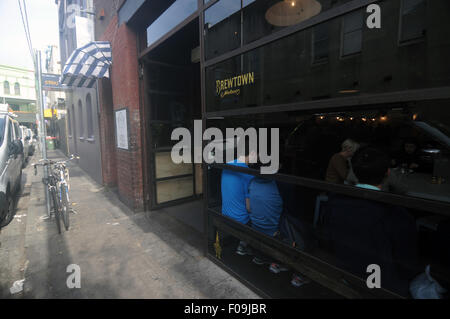 Brewtown, ein beliebtes Café direkt an der King Street, Newtown, Sydney, Australien. Weder Herr PR Stockfoto