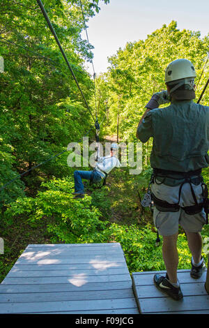 Zipline Abenteuer in Branson Zipline Canopy Tours in Branson, Missouri. Stockfoto