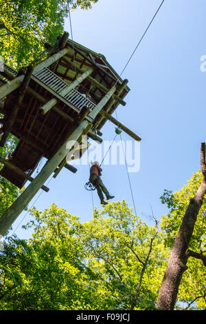 45-Fuß-Drop während Zipline Abenteuer in Branson Zipline Canopy Tours in Branson, Missouri. Stockfoto