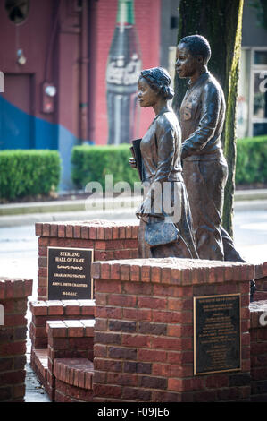 Greenville, South Carolina Innenstadt Skulptur zum Gedenken an Sterling High Studenten friedlichen Sit-ins an Woolworth Mittagessen Theke. Stockfoto