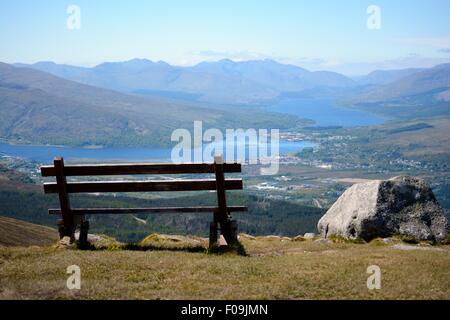 Blick über Loch Eil zu den entfernten Bergen von hoch oben in der Nevis Range, Schottland, Großbritannien. Stockfoto