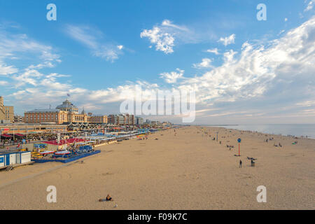 Panoramablick vom Scheveningen Pier auf Grand Hotel Amrâth Kurhaus und dem Strand, den Haag, Zuid-Holland, Niederlande. Stockfoto