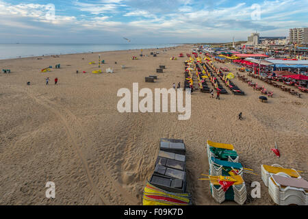 Panoramablick vom Scheveningen Pier auf den Strand, den Haag, Zuid-Holland, Niederlande. Stockfoto