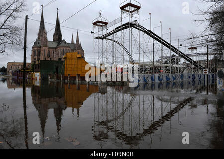 Buenos Aires, Argentinien. 10. August 2015. Eine Straße ist nach der Schwellung des Flusses Lujan in Buenos Aires, Argentinien am 10. August 2015 untergetaucht im Wasser gesehen. Laut Lokalpresse, mindestens 250 Menschen aus dem überfluteten Gebiet verursacht durch die starken Regenfälle evakuiert. Bildnachweis: Daniel Dabove/TELAM/Xinhua/Alamy Live-Nachrichten Stockfoto