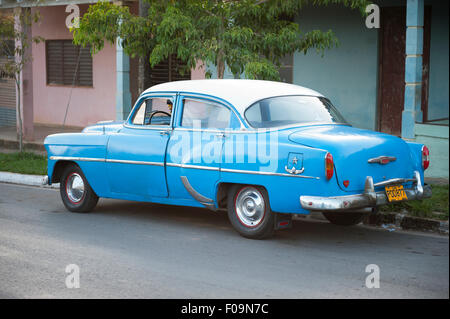 VINALES, Kuba - 20. Mai 2011: Klassische amerikanische Auto steht vor geparkt traditionelle einfache Wohnarchitektur. Stockfoto