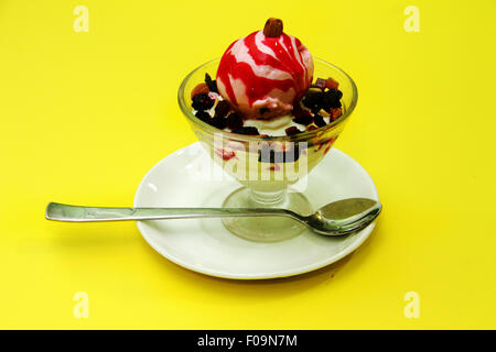 Leckeren roten Eis mit Nüssen Stockfoto