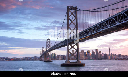 Sonnenuntergang über der Bay Bridge und die Skyline von San Francisco, Kalifornien Stockfoto