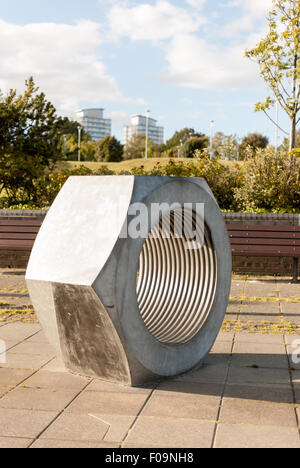 Metall-Nuss, Teil des "Schatten in einem anderen Licht" öffentliche Kunstwerke (1998) in Sunderland von Knowles, Wilbourn & Fischer. Stockfoto