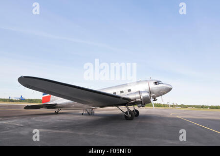 Kleine Flugzeuge mit der norwegischen Flagge in einem leeren Flughafen geparkt Stockfoto