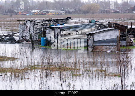 Buenos Aires, Argentinien. 10. August 2015. Gebäude sind umgeben von der Flut verursacht durch die starken Regenfälle in La Plata, Provinz Buenos Aires, Argentinien, am 10. August 2015 gesehen. Laut lokalen Presseberichten wurden etwa 25 Personen aus dem überfluteten Gebiet evakuiert. Bildnachweis: Carlos Cermele/TELAM/Xinhua/Alamy Live-Nachrichten Stockfoto