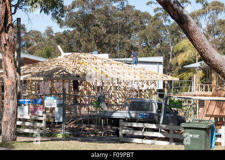 Tischler auf Dachkonstruktion Wohnhaus in North Sydney Bereich, new-South.Wales, Australien Stockfoto