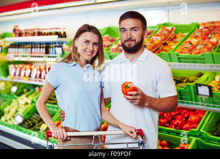 Junges Paar Kauf von Produkten im Supermarkt Stockfoto