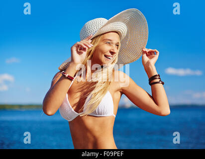 Glückliches Mädchen im Bikini und Hat viel Zeit in die Sommerfrische Stockfoto